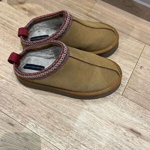 French Connection Tan Slippers with Red Accents 9-10